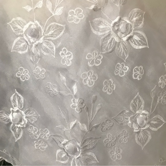 Beautiful White Maria Clara Filipiniana gown with classic embroidery, 3 pcs. Set - Picture 9 of 17